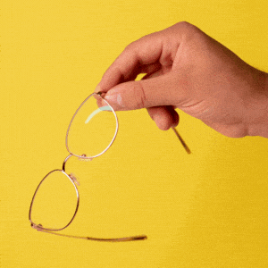 Spuntolab bellaria occhiali in mano